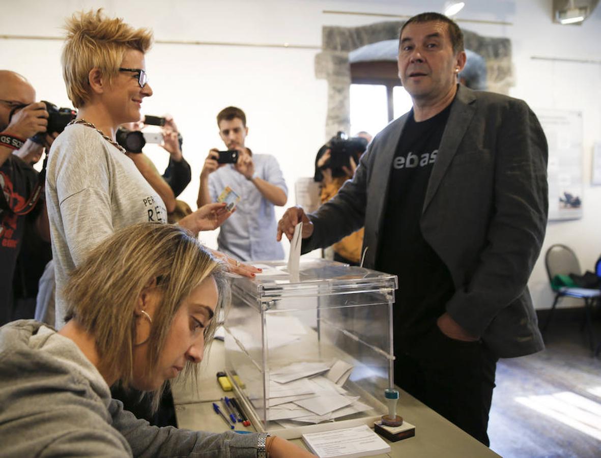 Otegi ha acudido a votar a la casa de Cultura de Elgoibar (Gipuzkoa).. 