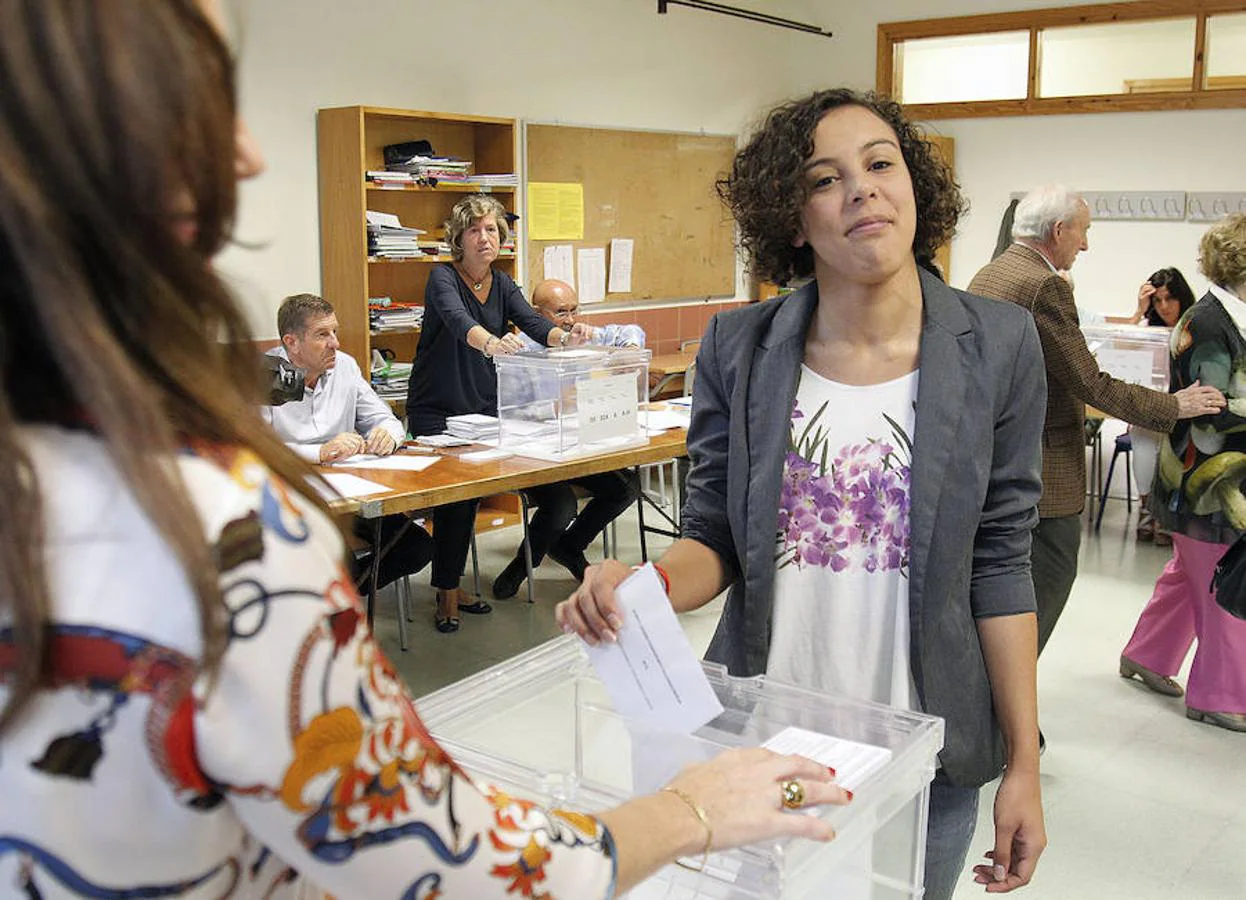 La secretaria general de Podemos Euskadi, Nagua Alba, deposita su voto para las elecciones al Parlamento Vasco en el instituto Luberri, ubicado en el barrio donostiarra del Antiguo.