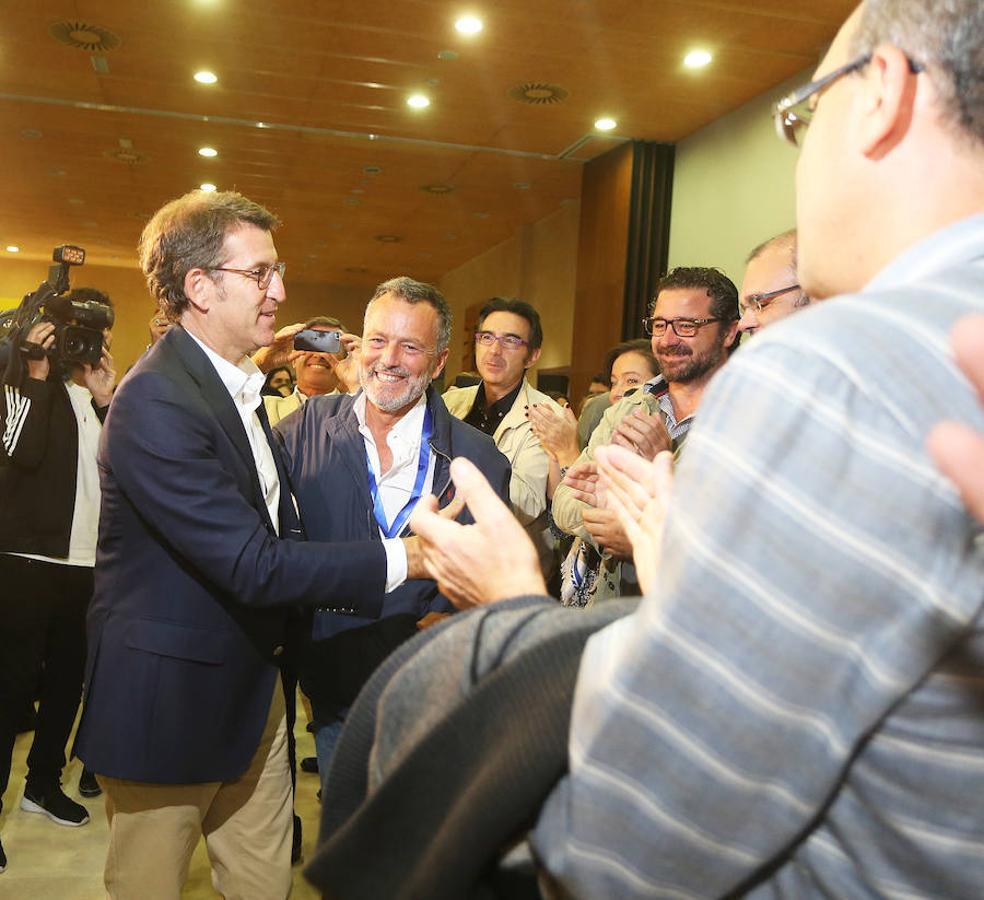 Felicidad en el PP de Galicia. Miembros del Partido Popular gallego felicitan a Alberto Núñez Feijóo