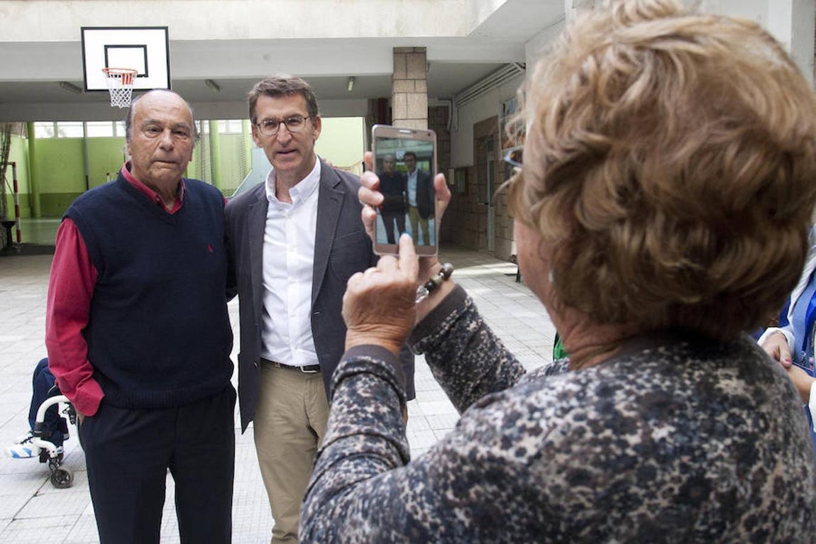 El candidato del PP a la Presidencia de la Xunta, Alberto Núñez Feijóo, posa para una foto tras votar esta mañana en el colegio Niño Jesús de Praga.. 