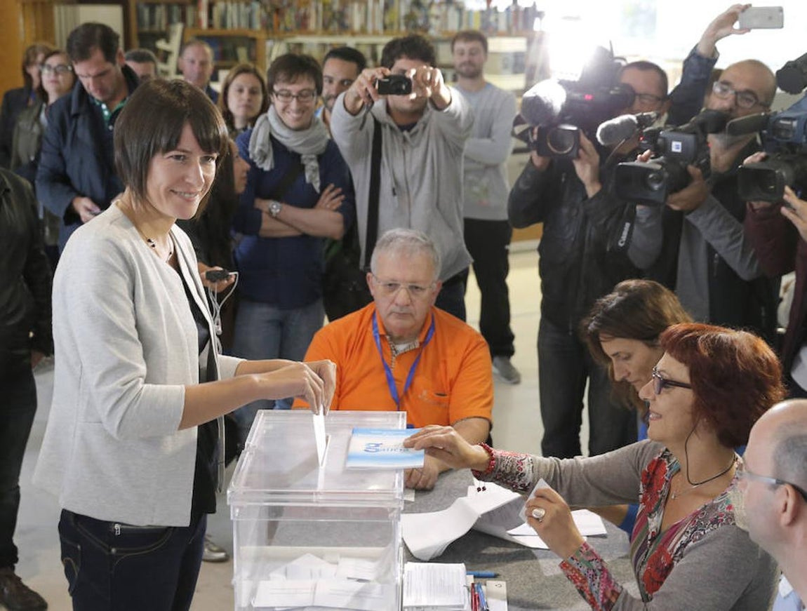 La candidata del BNG a la presidencia de la Xunta, Ana Pontón (i) deposita su voto.. 