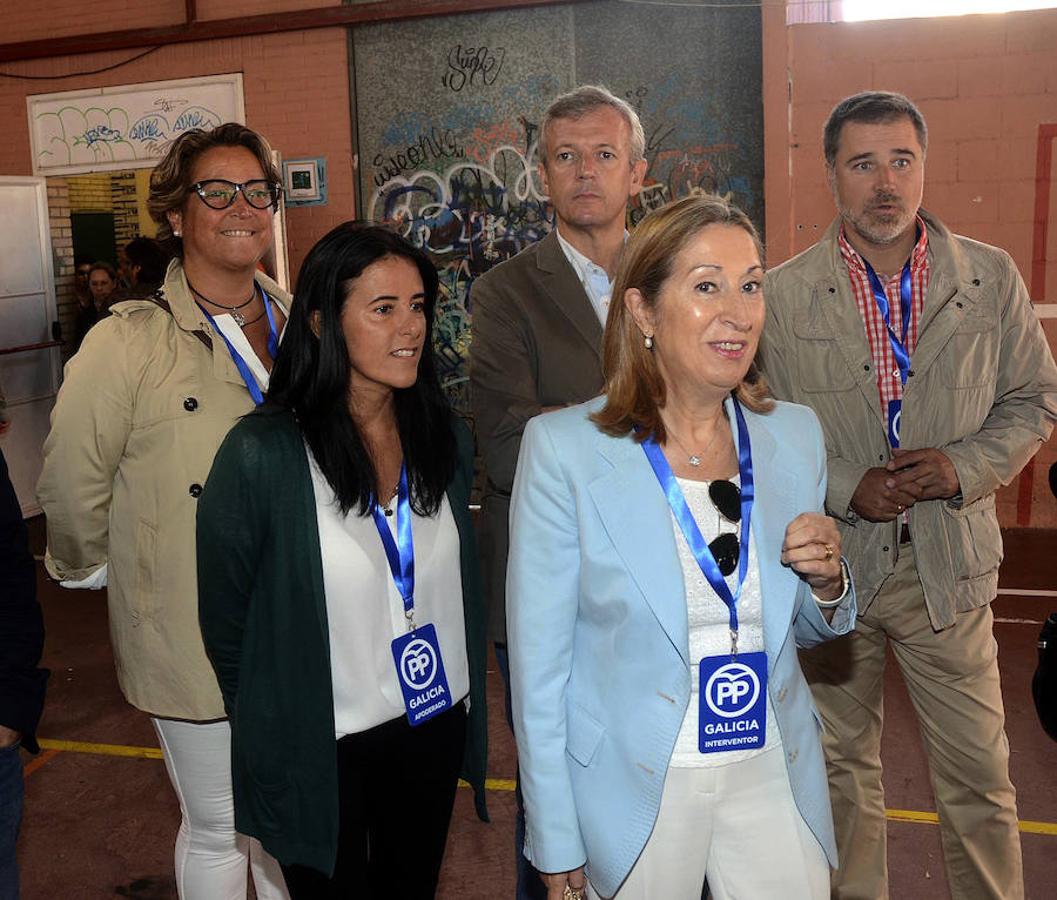 La presidenta del Congreso de los Diputados, Ana Pastor (2d), acompañada por el vicepresidente de la Xunta, Alfonso Rueda (c), y algunos apoderados del partido en Pontevedra, momentos antes de ejercer su derecho al voto.