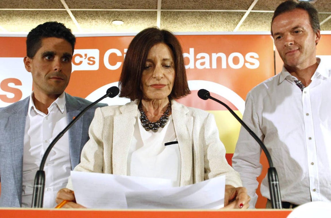 Cristina Losada, de Ciudadanos, tras conocer los resultados. La líder del partido de Albert Rivera no ha conseguido atraer los suficientes votos para poder conseguir un diputado.