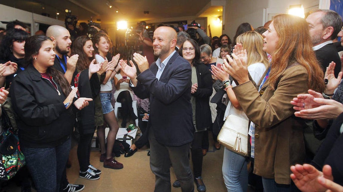 Luís Villares tras conocer los resultados. El candidato de En Marea, felicitado por miembros de su partido