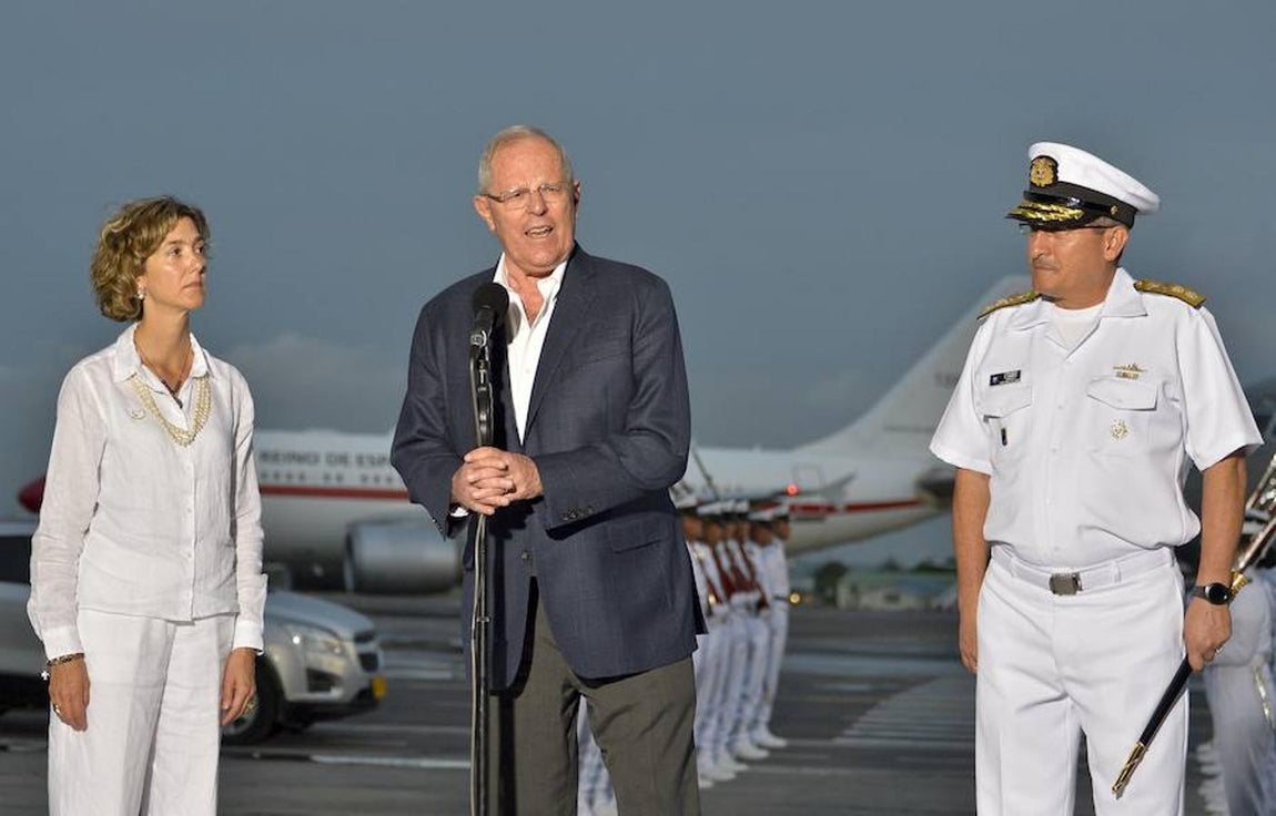 El presidente de Perú, Pedro Pablo Kuczynski, es recibido por la viceministra colombiana de Relaciones Exteriores, Patti Londoño. 