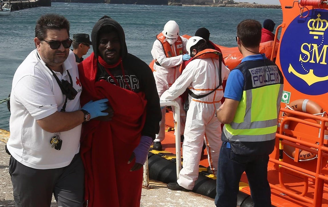 Salvamento Marítimo rescata a once subsaharianos y los traslada al puerto de Tarifa