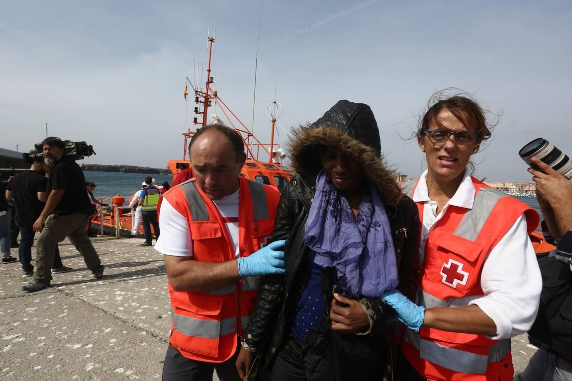 Salvamento Marítimo rescata a once subsaharianos y los traslada al puerto de Tarifa