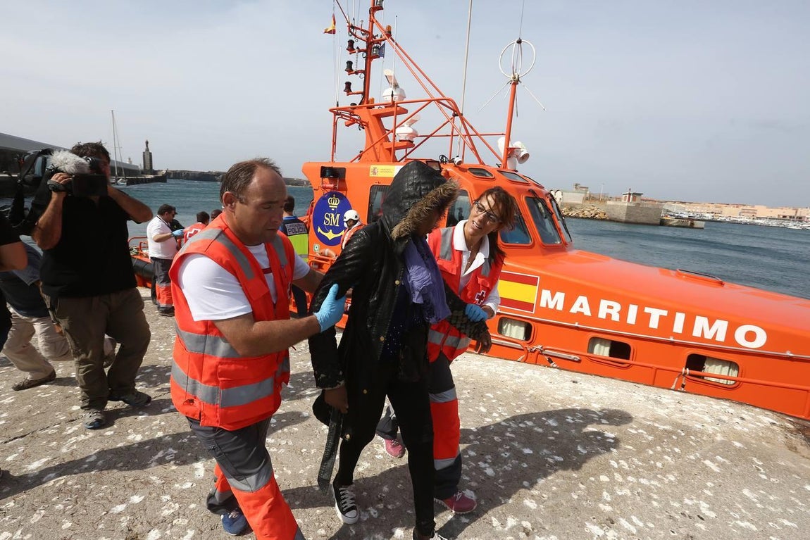 Salvamento Marítimo rescata a once subsaharianos y los traslada al puerto de Tarifa