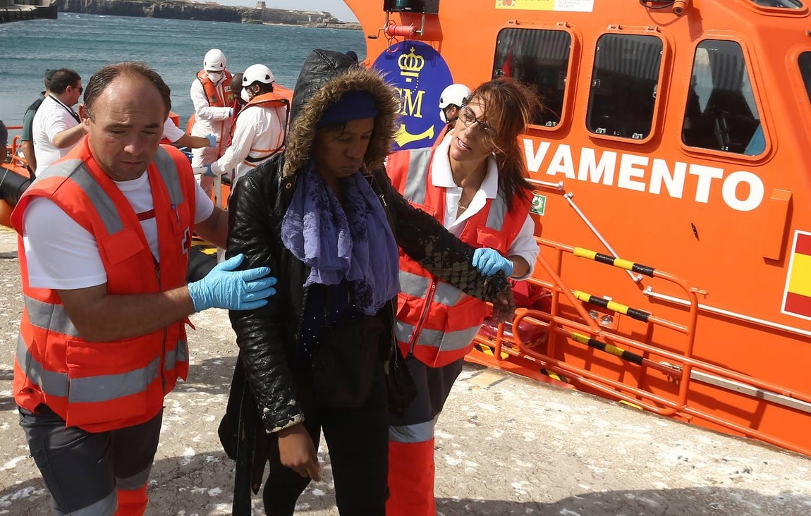 Salvamento Marítimo rescata a once subsaharianos y los traslada al puerto de Tarifa