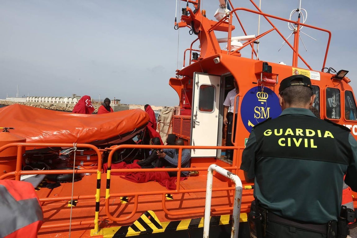 Salvamento Marítimo rescata a once subsaharianos y los traslada al puerto de Tarifa