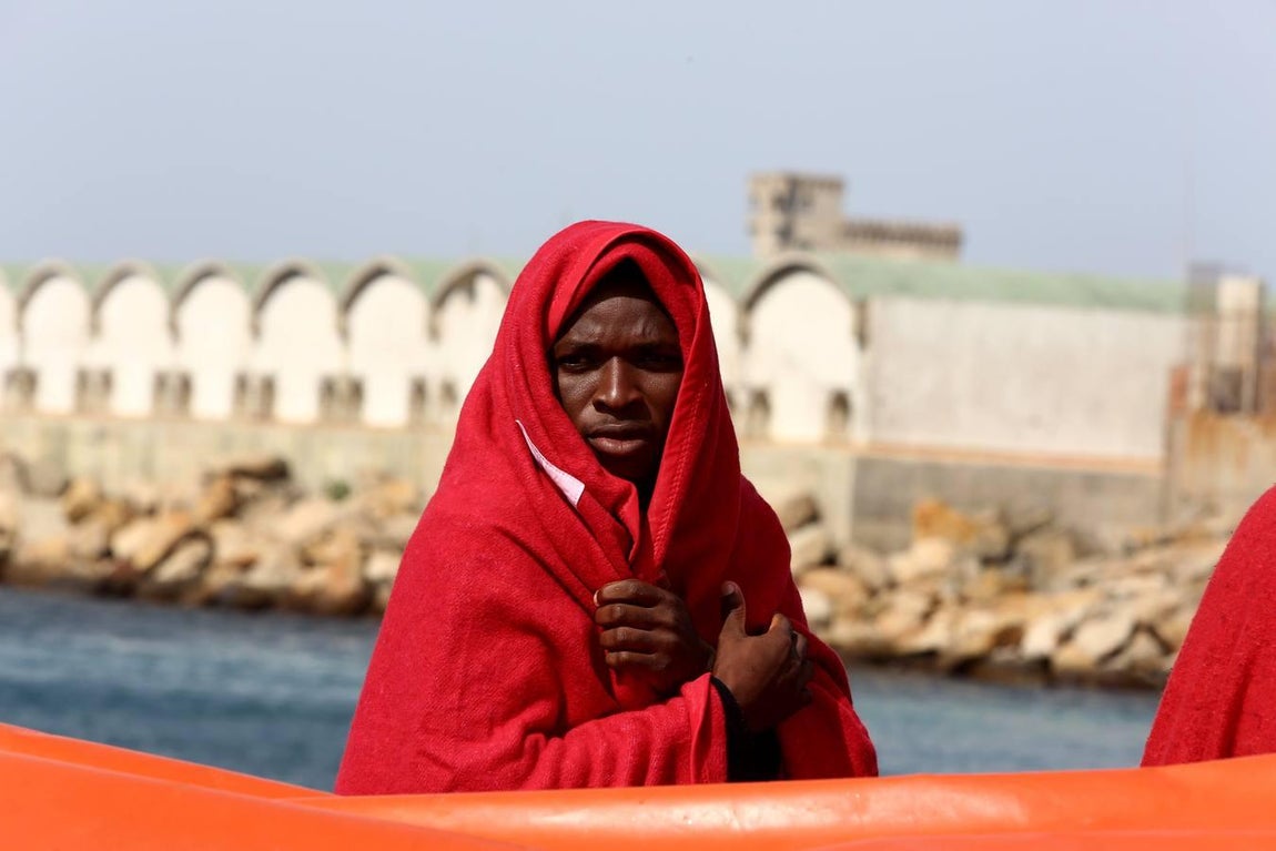 Salvamento Marítimo rescata a once subsaharianos y los traslada al puerto de Tarifa