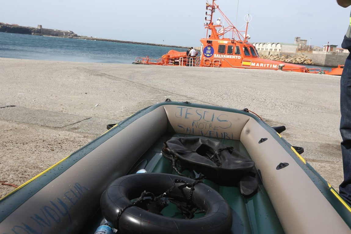Salvamento Marítimo rescata a once subsaharianos y los traslada al puerto de Tarifa