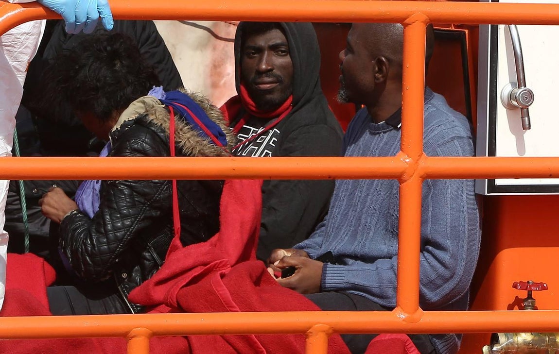 Salvamento Marítimo rescata a once subsaharianos y los traslada al puerto de Tarifa