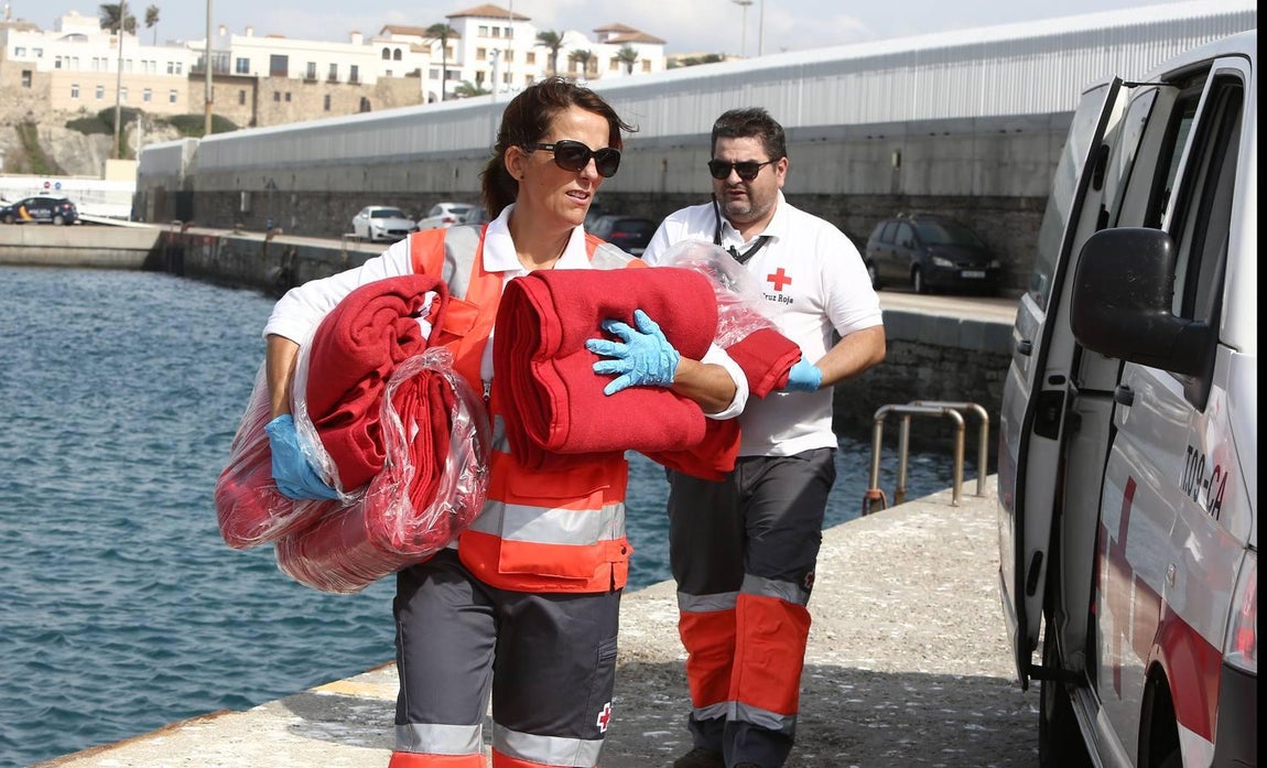 Salvamento Marítimo rescata a once subsaharianos y los traslada al puerto de Tarifa