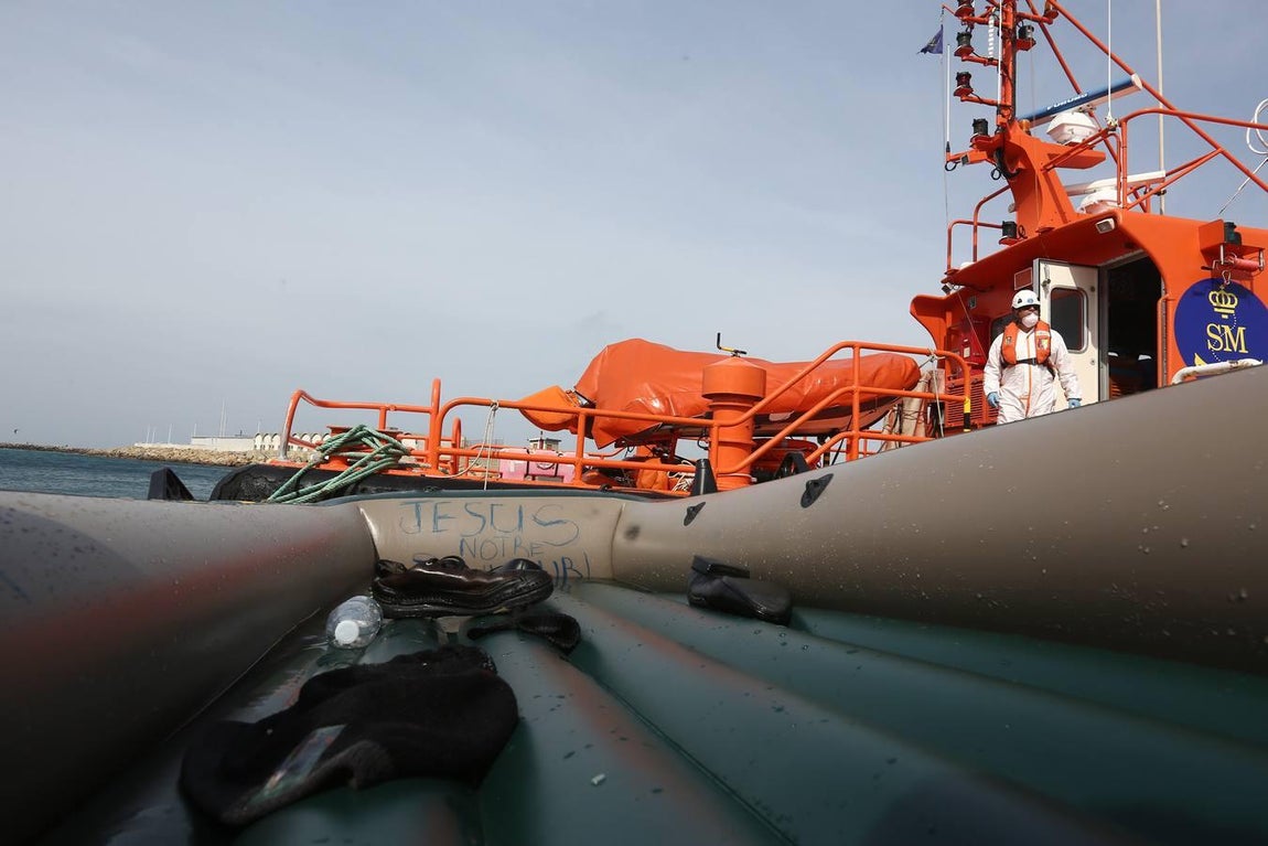 Salvamento Marítimo rescata a once subsaharianos y los traslada al puerto de Tarifa