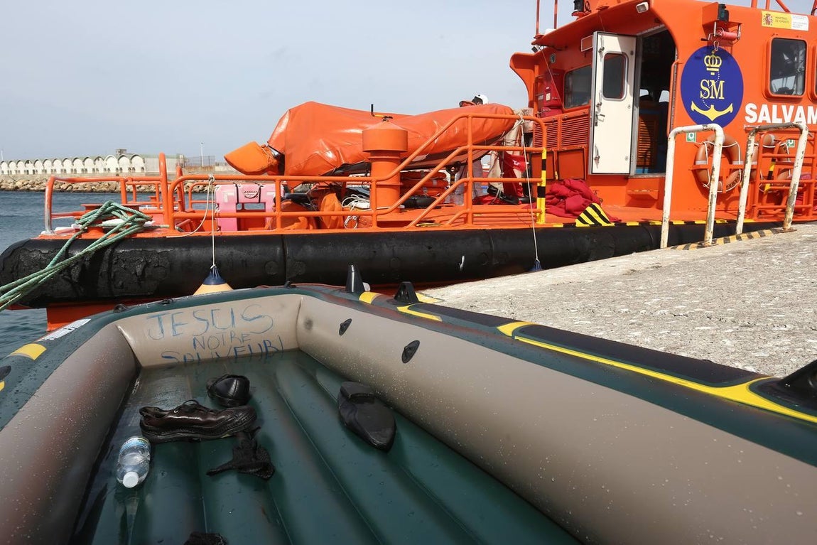 Salvamento Marítimo rescata a once subsaharianos y los traslada al puerto de Tarifa