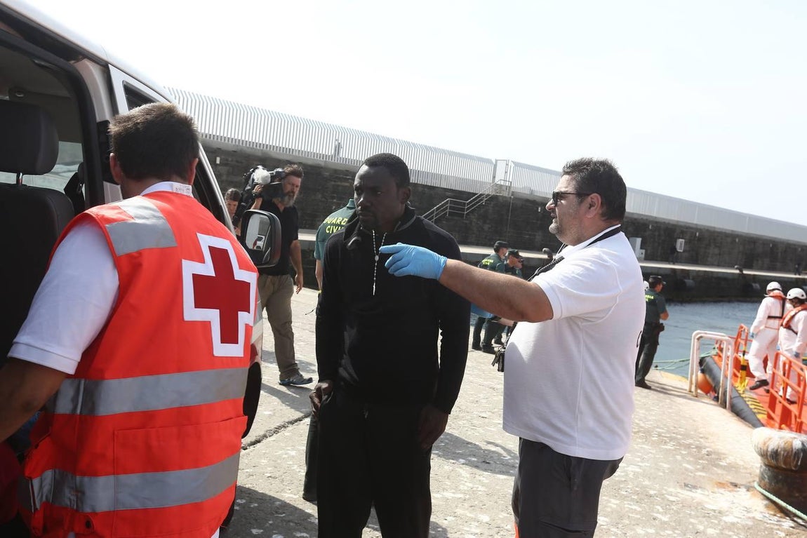 Salvamento Marítimo rescata a once subsaharianos y los traslada al puerto de Tarifa