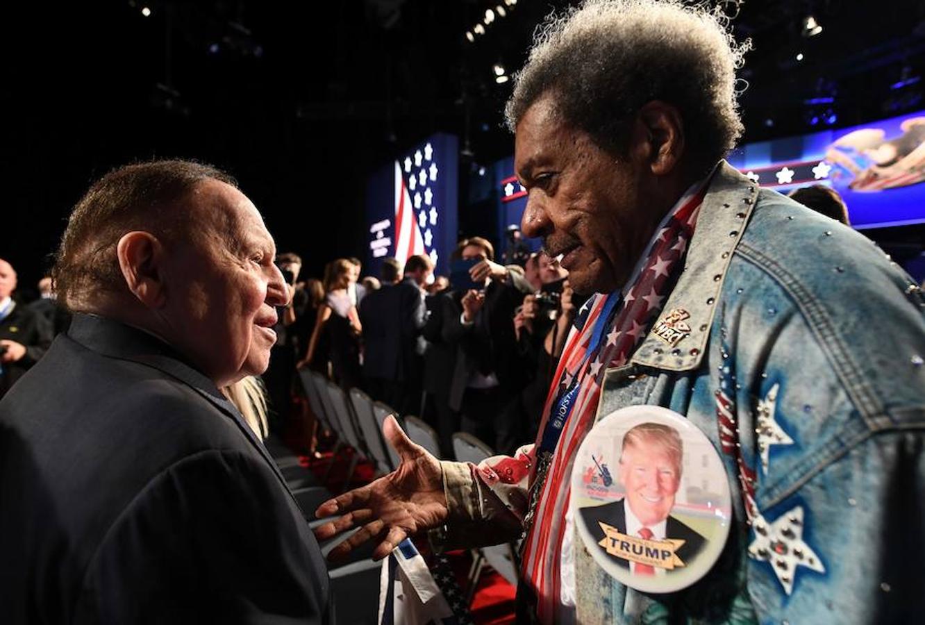 El famoso promotor de boxeo, Don King, hablando con Adelson. 