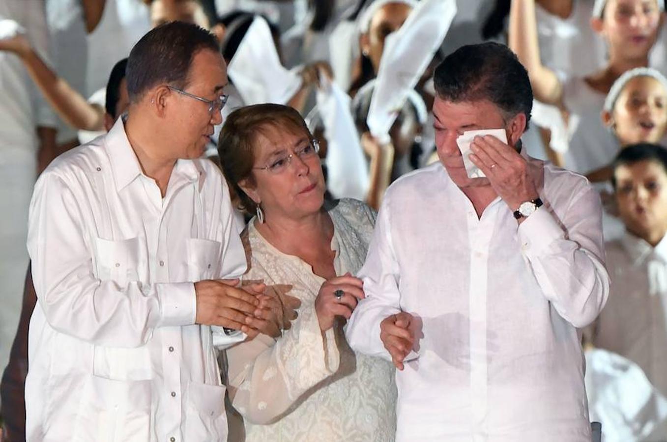 El presidente de Colombia rompió a llorar en los momentos finales del acto de la firma. En la imagen Ban Ki-Moon y la presidenta de Chile, Michelle Bachelet, le muestran su apoyo