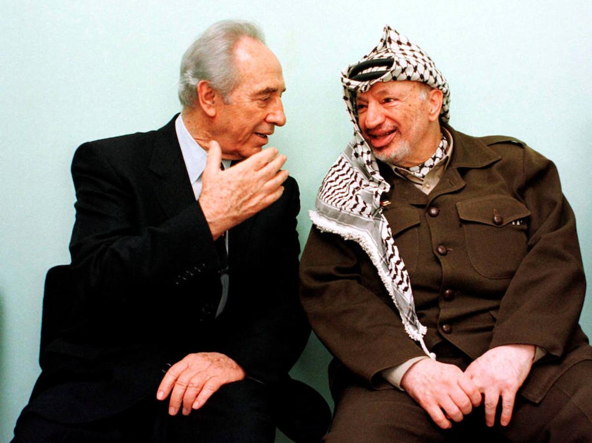 Como todos los presidentes israelíes, ha tenido una relación complicada con los líderes palestinos, sobre todo con Yasser Arafat. 