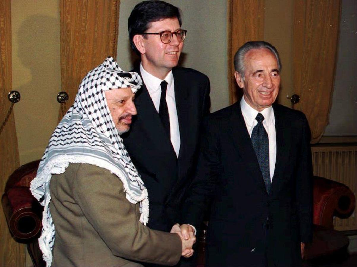 Simon Peres y el líder palestino, Yasir Arafat, durante el cierre de los históricos Acuerdos de Oslo. 