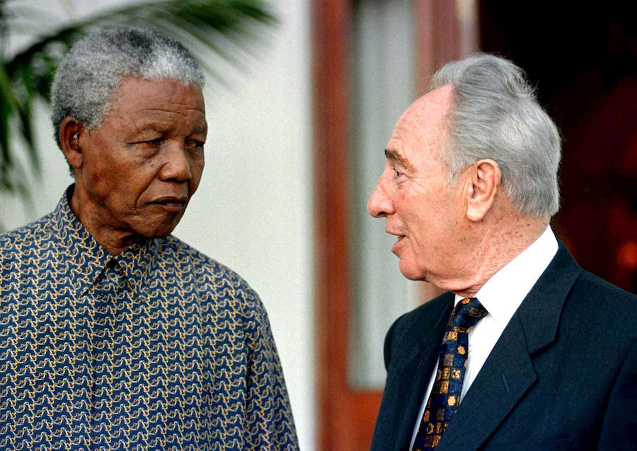 Peres con Nelson Mandela, un habitual de sus visitas internacionales. 