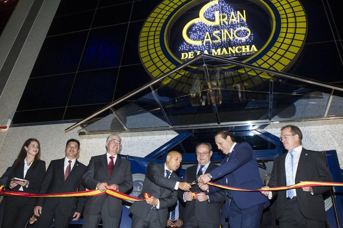 Numerosos rostros conocidos en la inauguración del casino de Illescas