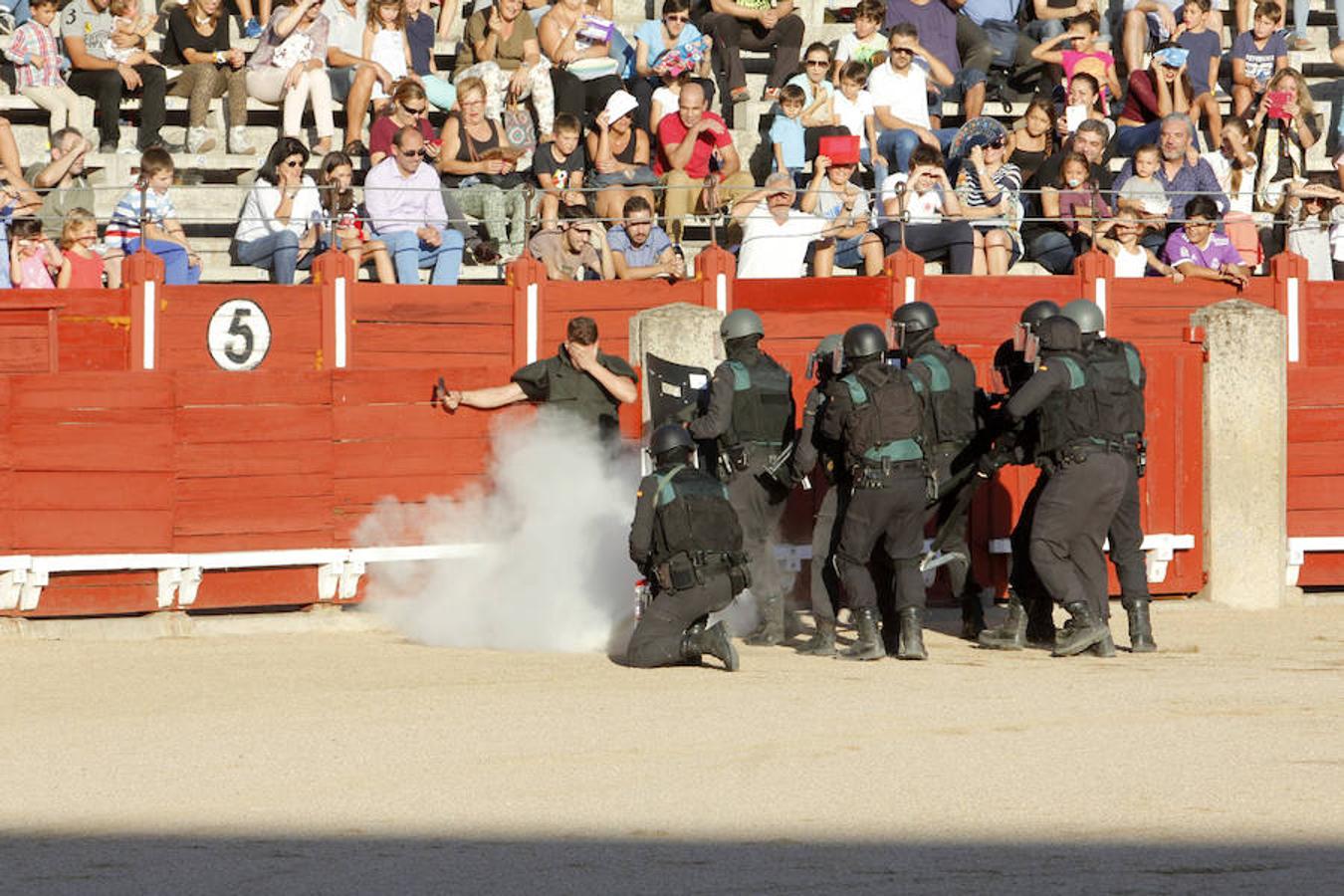 Exhibición de la Guardia Civil en la plaza de toros