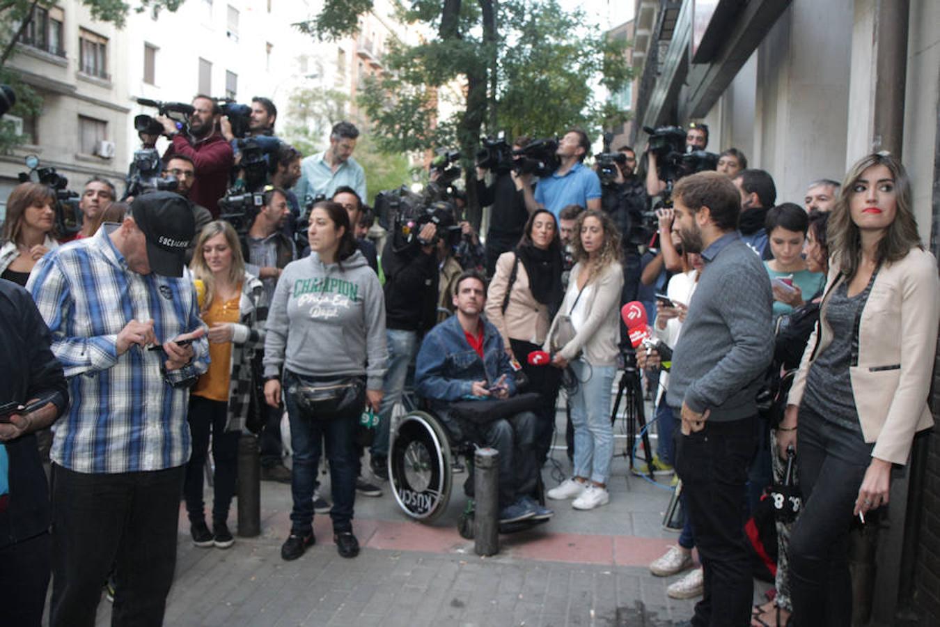 Militantes y simpatizantes a la entrada de la sede de la sede del PSOE en Ferraz. 