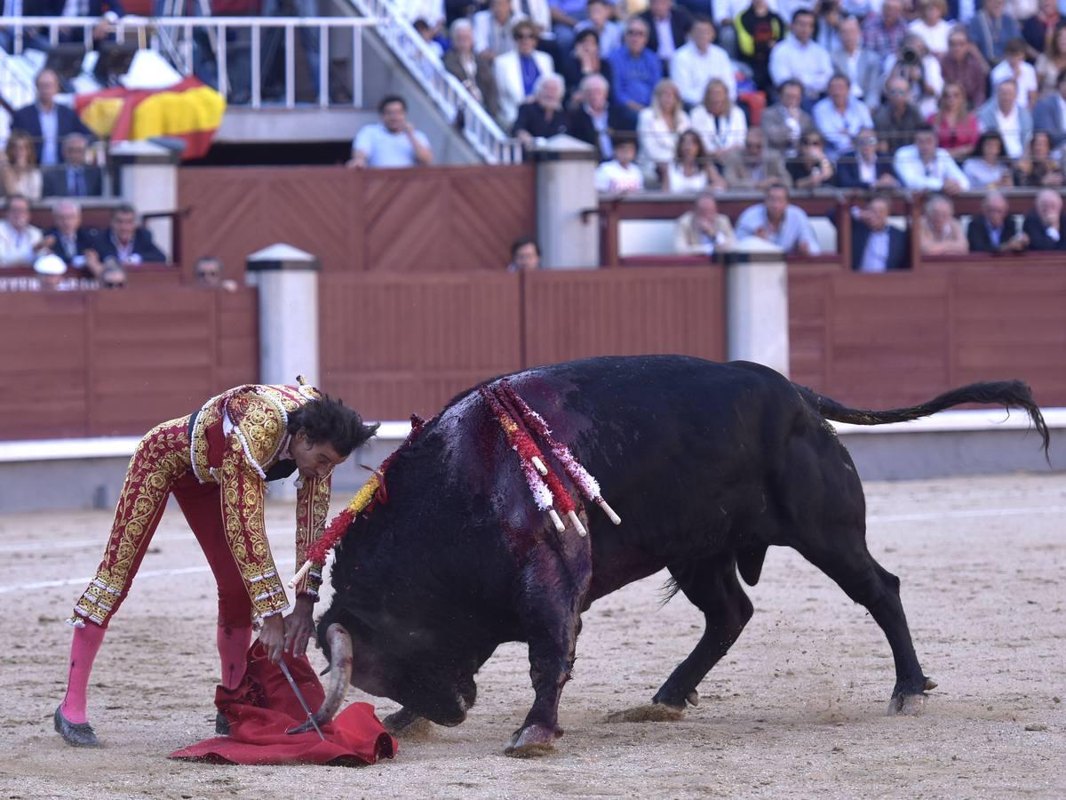 Secuencia de las tremendas cogidas a Curro Díaz en Las Ventas