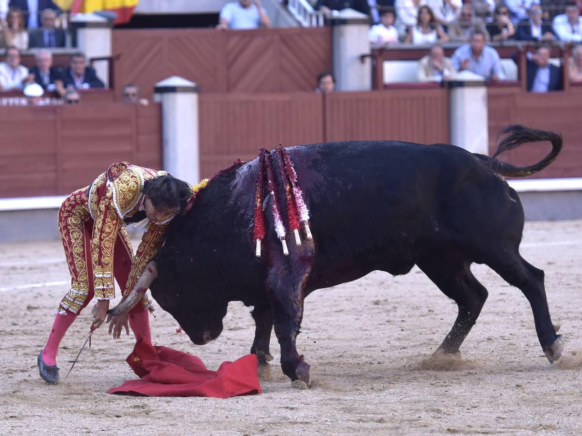 Secuencia de las tremendas cogidas a Curro Díaz en Las Ventas