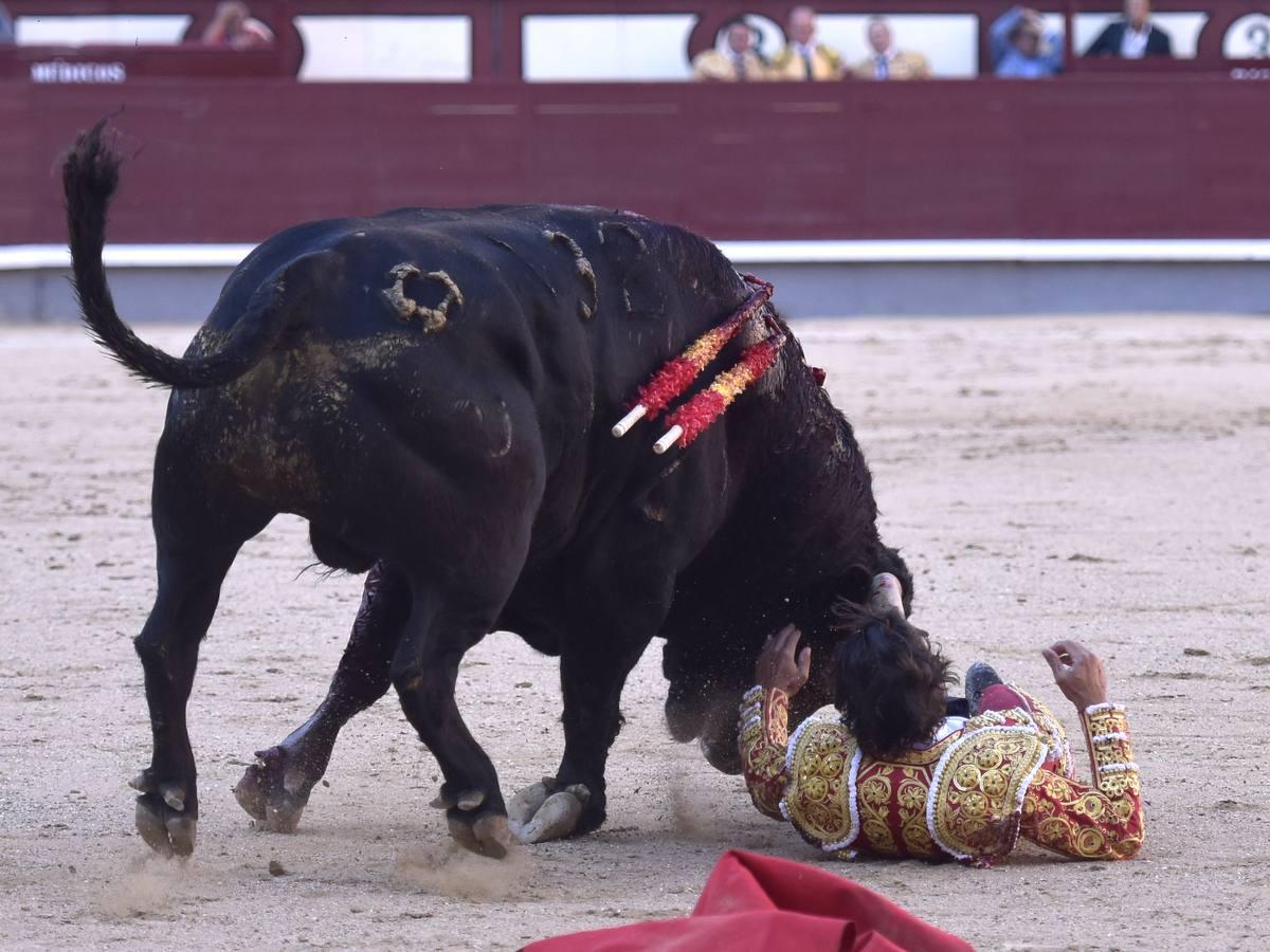 Secuencia de las tremendas cogidas a Curro Díaz en Las Ventas