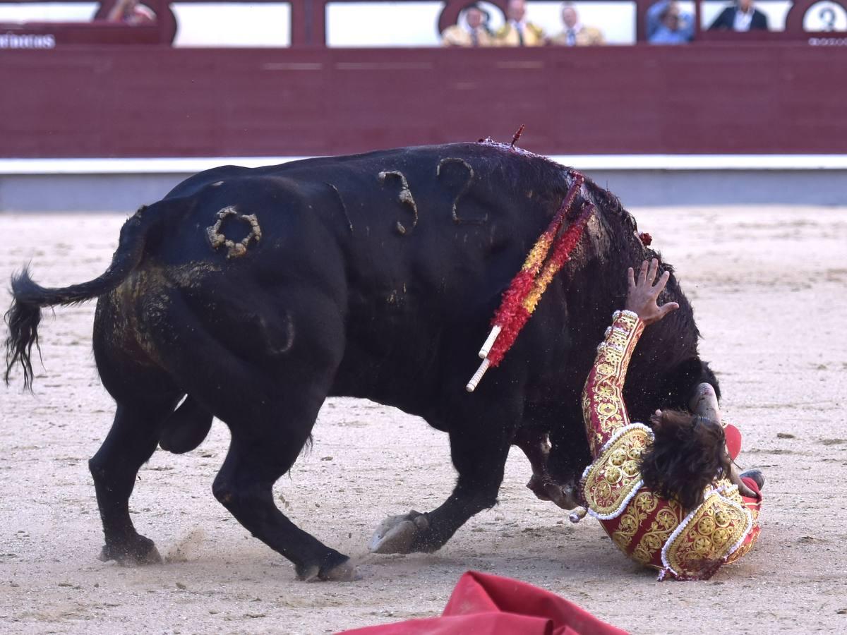 Secuencia de las tremendas cogidas a Curro Díaz en Las Ventas