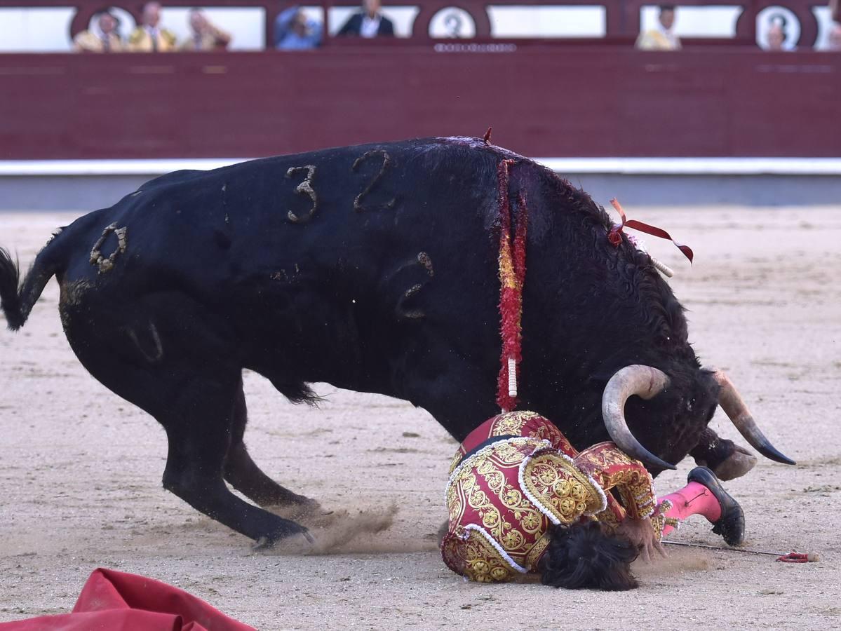 Secuencia de las tremendas cogidas a Curro Díaz en Las Ventas