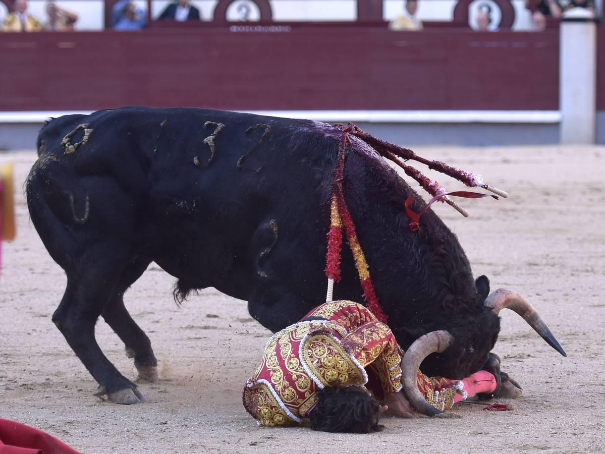 Secuencia de las tremendas cogidas a Curro Díaz en Las Ventas