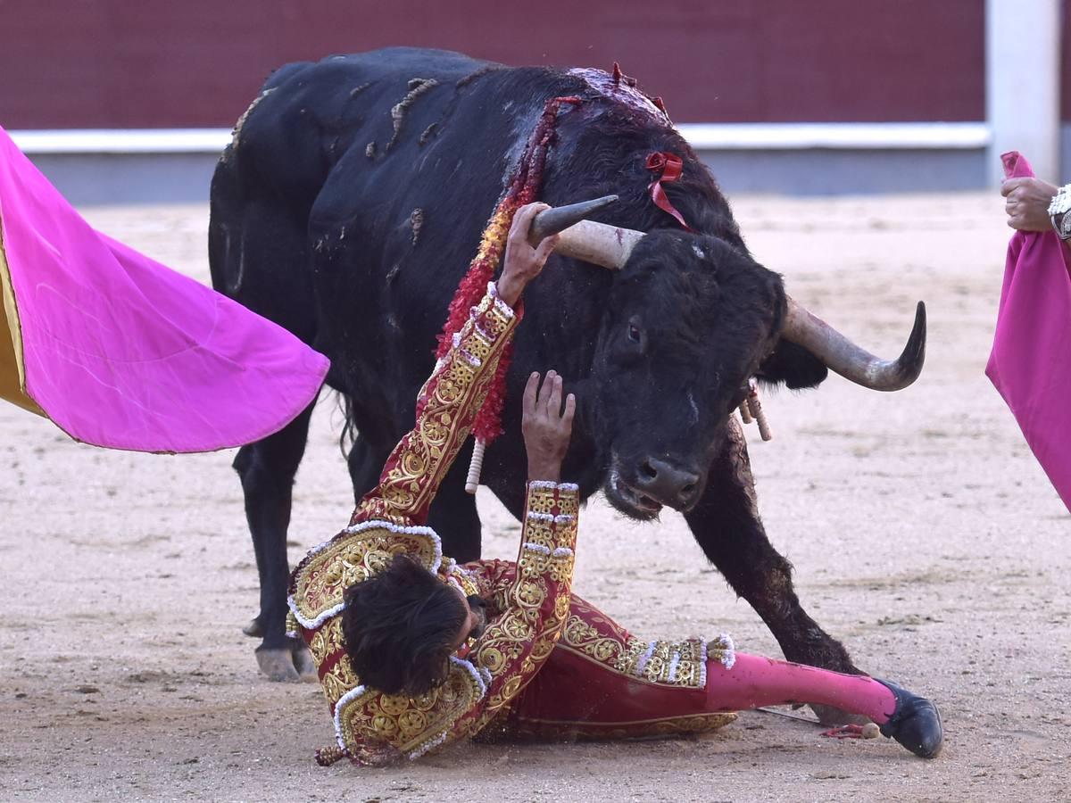 Secuencia de las tremendas cogidas a Curro Díaz en Las Ventas