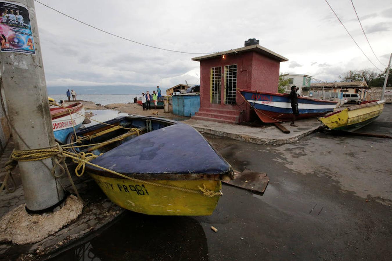 Barcos amarrados y a la vista de sus dueños en Port Royal, en la ciudad jamaicana de Kingston, mientras se acerca el huracán. 