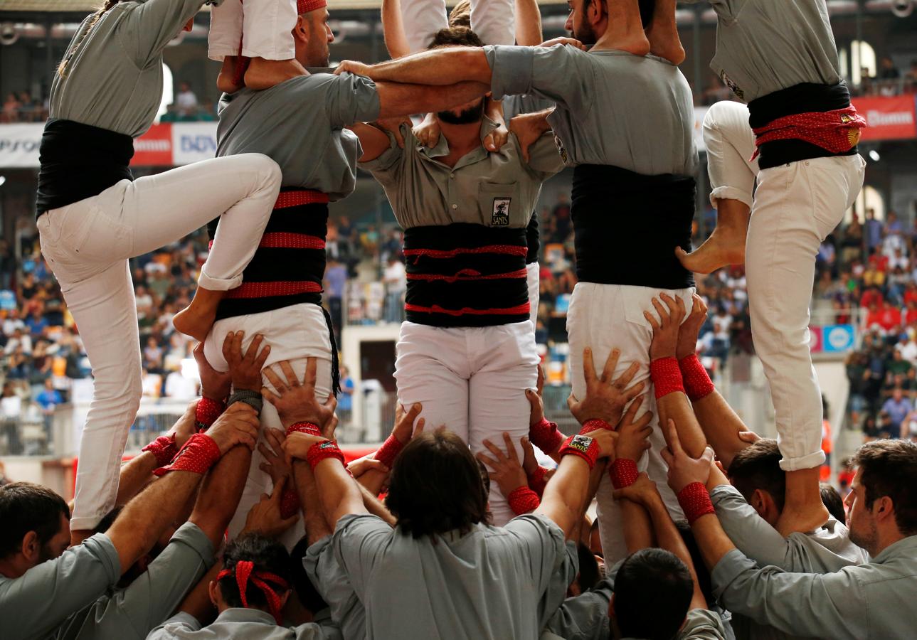 Todos a una.  Castellers de Sants, el 2 de octubre