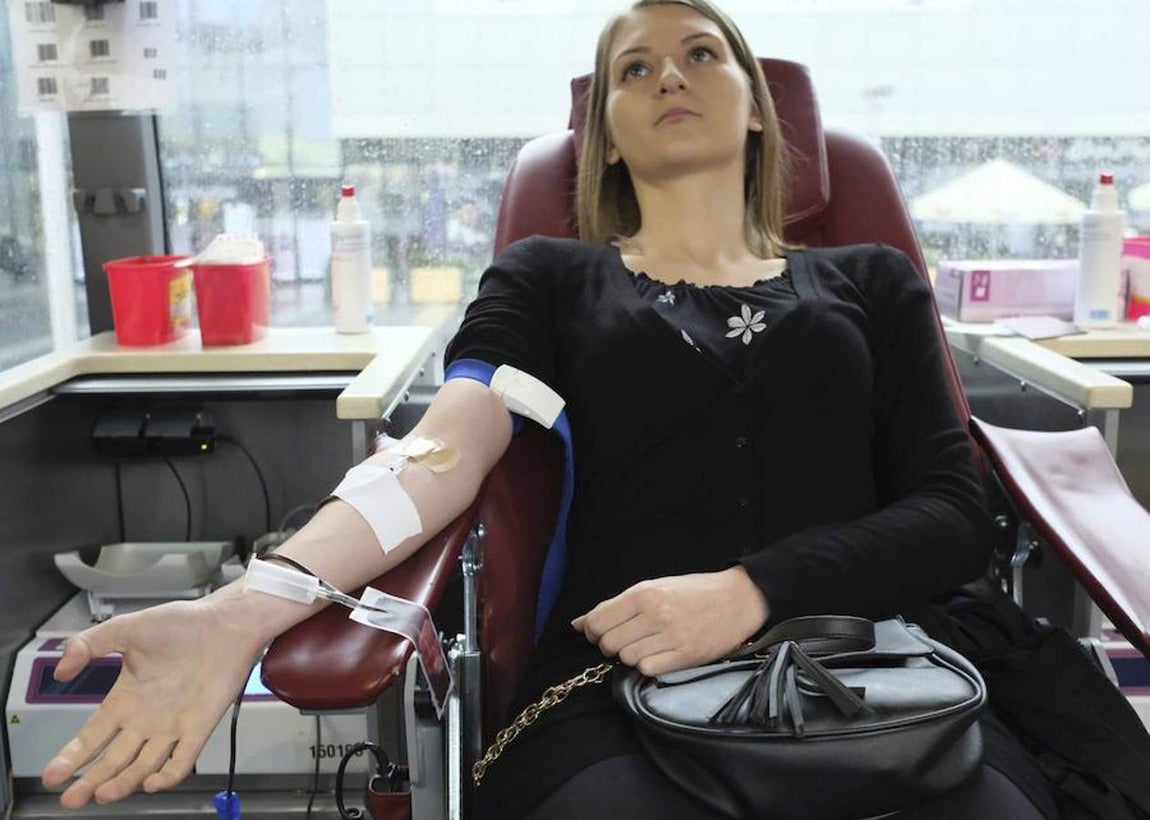 Una mujer participante en la marcha del «Lunes negro» dona sangre.. Efe