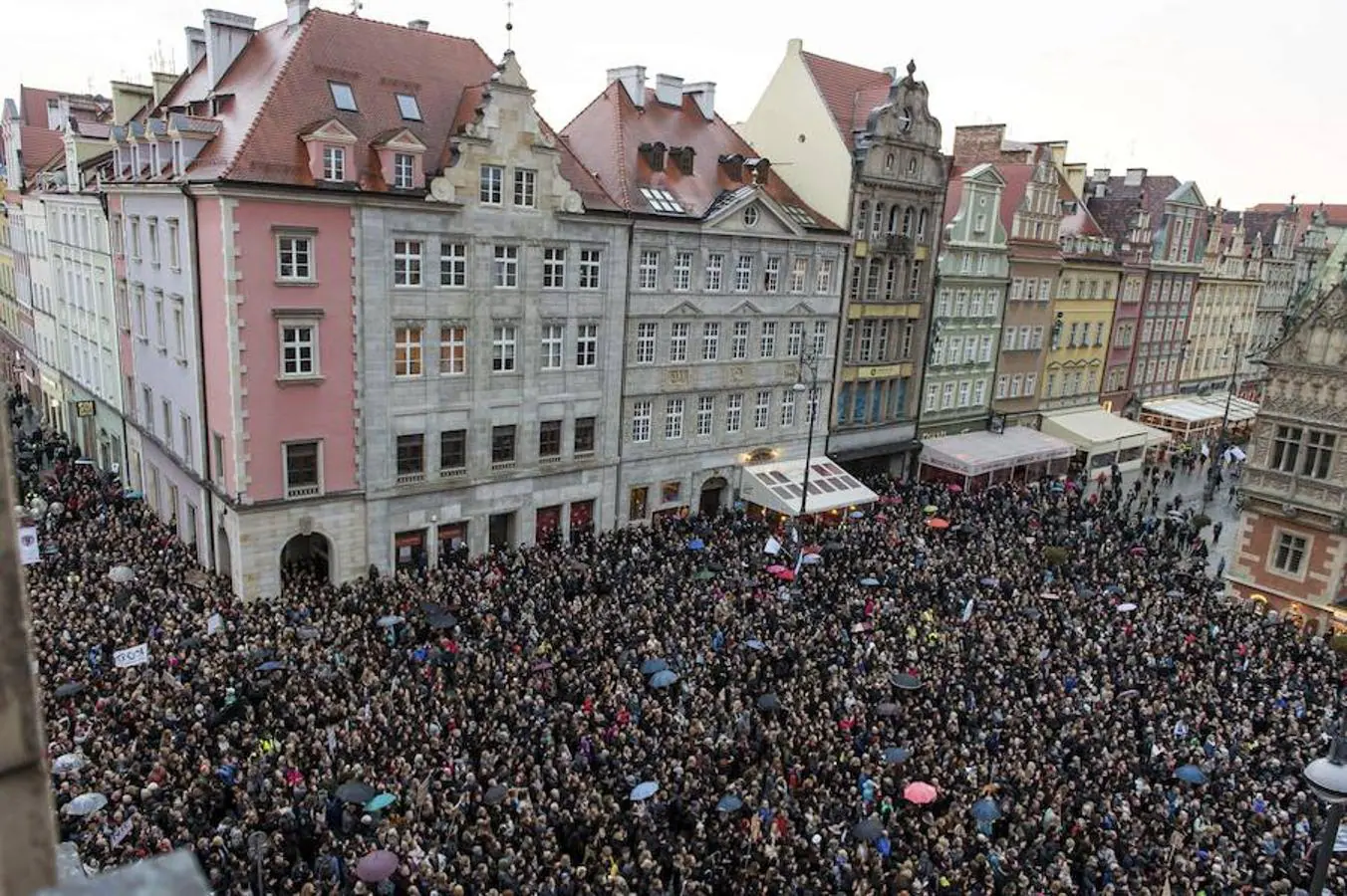 Miles de personas se reunieron en Varsovia para protestar por el nuevo proyecto de ley. La jornada pasará a la historia como «Lunes negro».