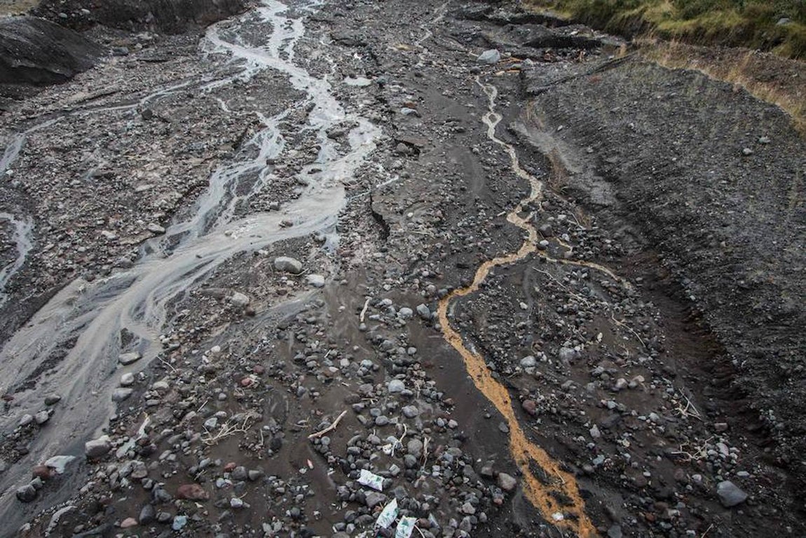La zona boscosa aledaña al volcán de Colima, ubicado en el oeste de México, que incrementó su actividad, por lo que las autoridades del estado de Colima informan que las comunidades de La Yerbabuena y La Becerrera continuarán evacuadas. 