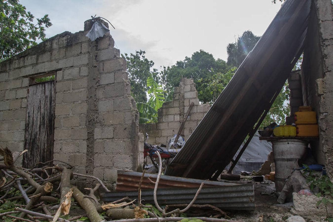 Aspecto de una vivienda afectada por los fuertes vientos y la lluvia un día después del paso del huracán Matthew en Lakil de Léogâne (Haití)