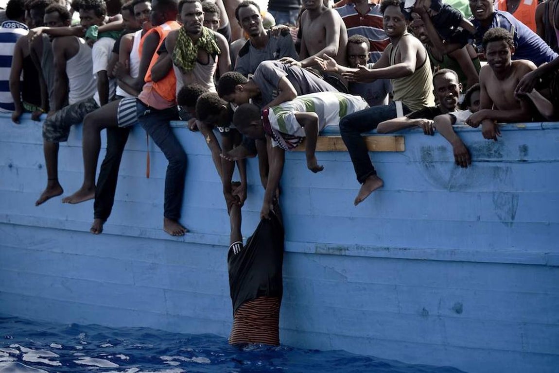 Más de 1.800 personas han sido rescatadas en los últimos días en la costa Libia. Esta imagen está tomada a doce millas de ella. 