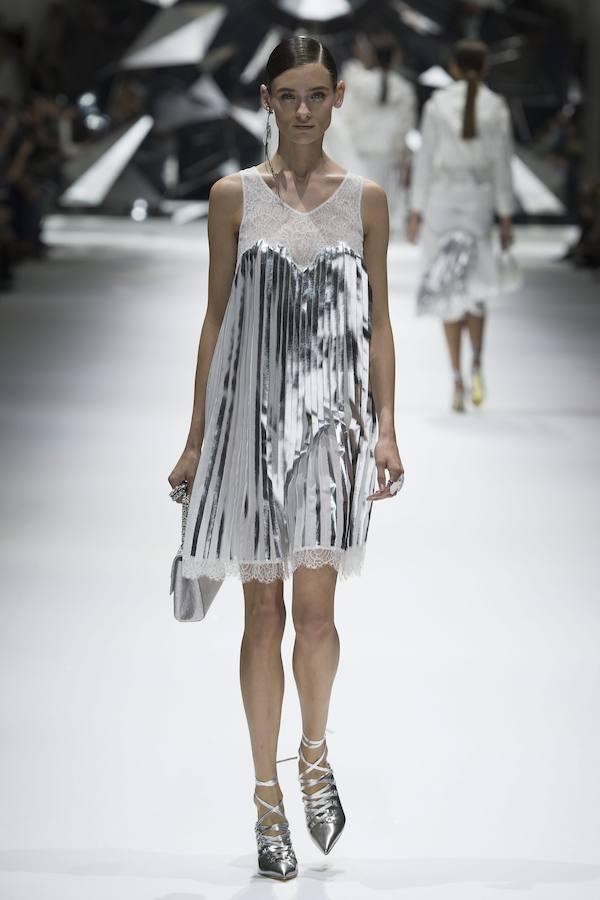 Una modelo desfilando para el diseñador de moda Shiatzy Chen. 