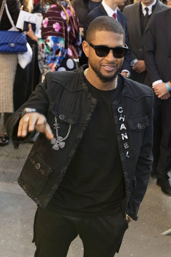 El cantante Usher, a su llegada al desfile de Karl Lagerfeld 