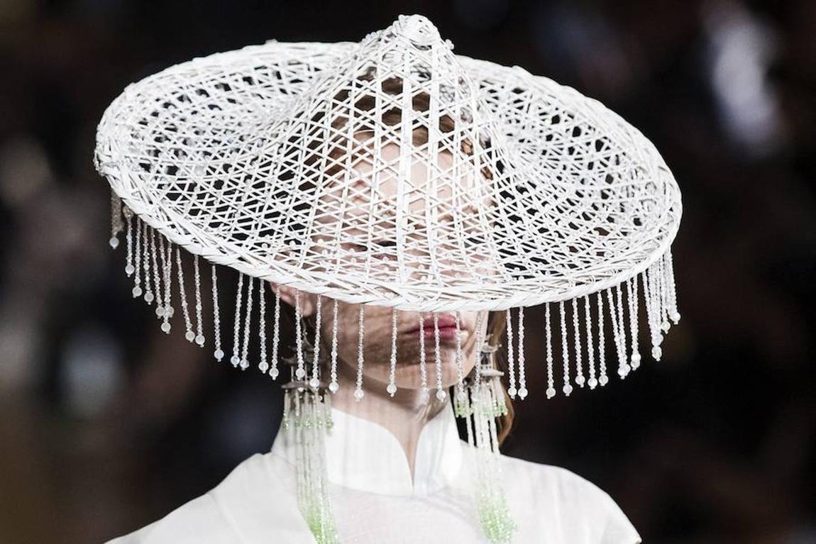 Detalle de los abalorios que decoran el sombrero del modisto Xiong Ying. 