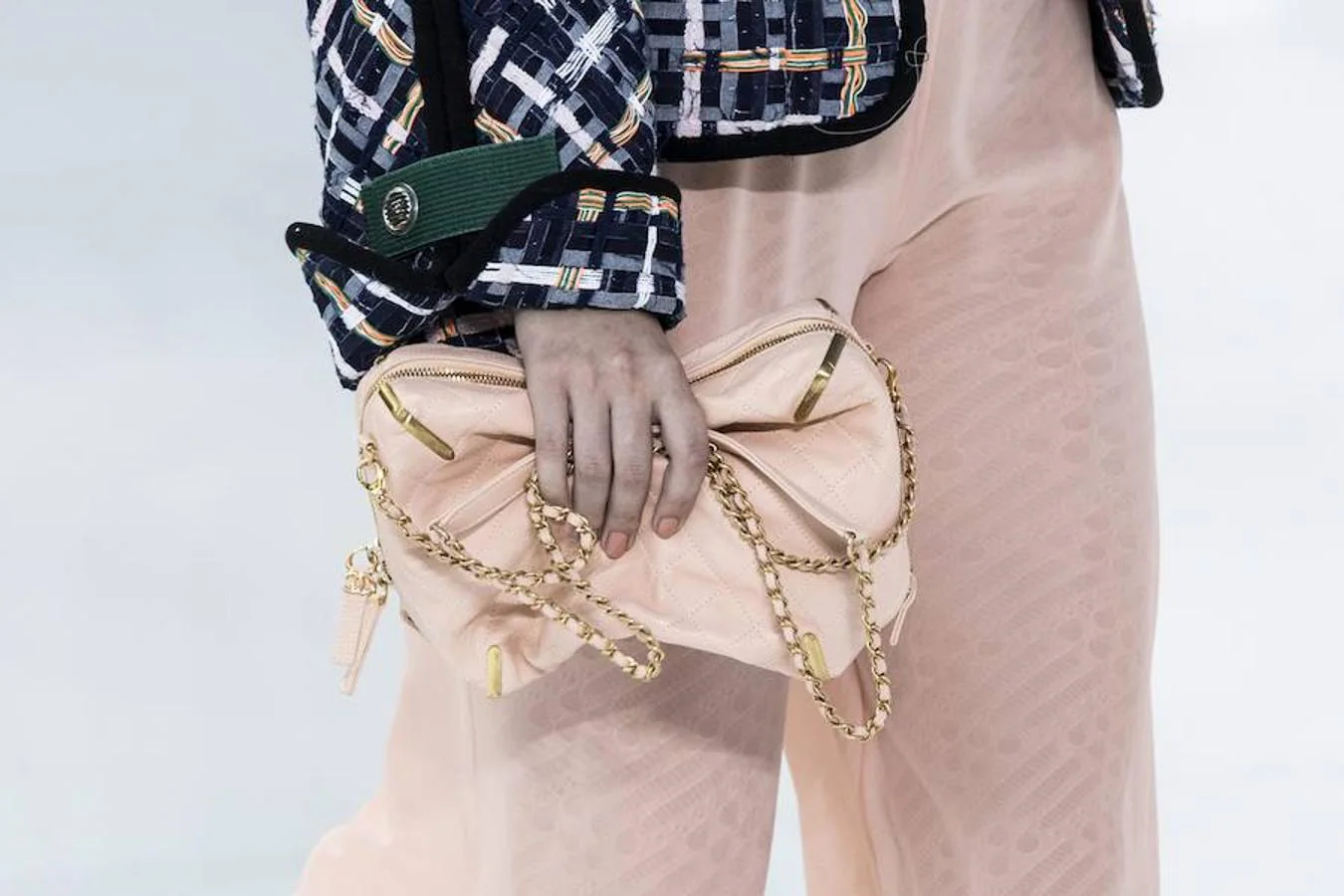 Detalle de uno de los bolsos de la colección de Chanel. 