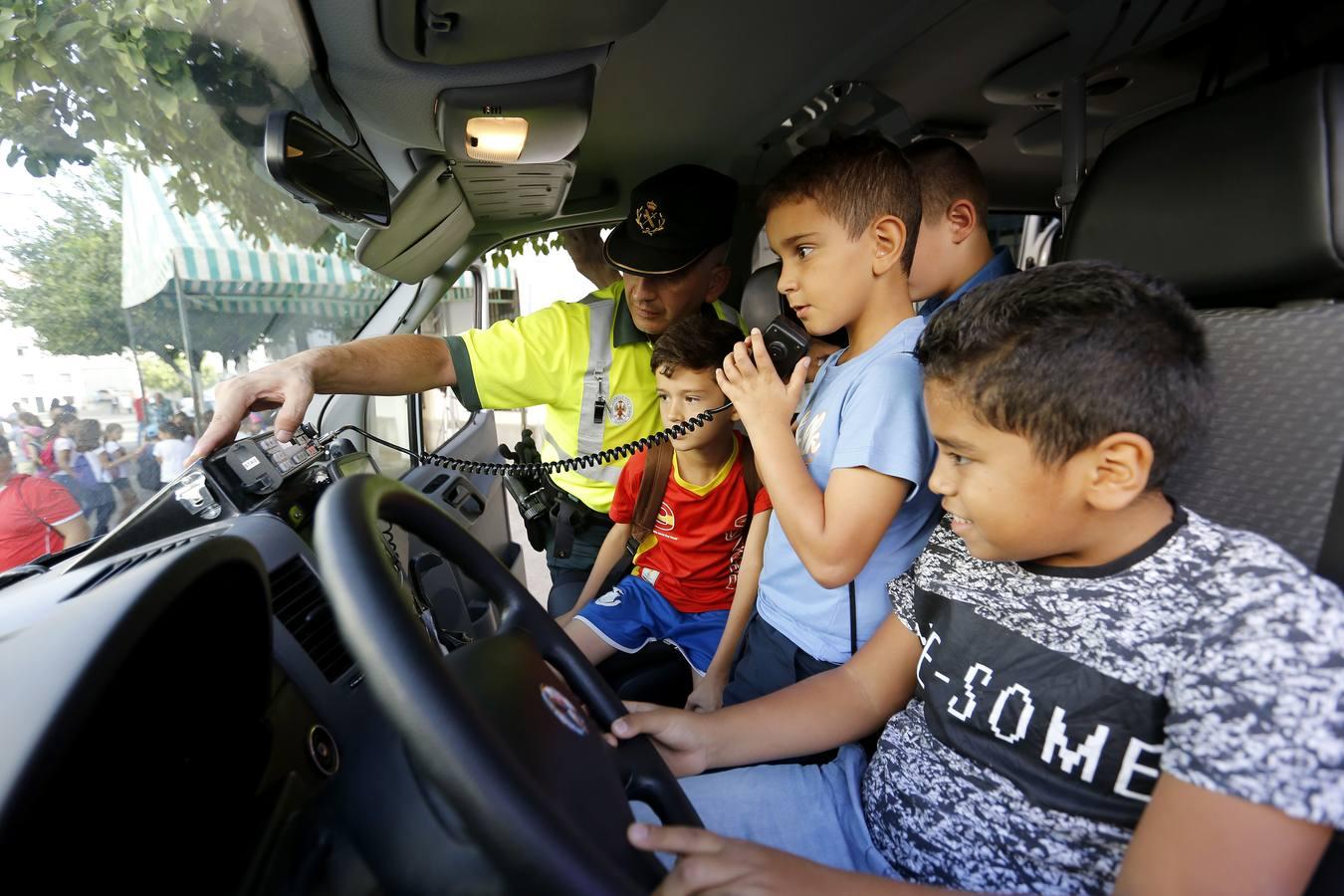 En imágenes, una jornada de encuentro entre alumnos y la Guardia Civil