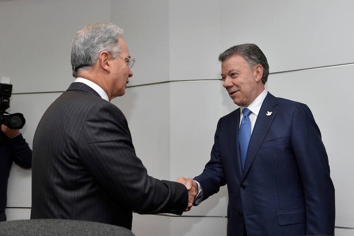 Juan Manuel Santos, Premio Nobel de la Paz 2016, en imágenes. SAntos tendrá que entenderse con su antigüo mentor, el expresidente Álvaro Uribe, del que fue ministro de Defensa para reflotar el proceso de paz con la guerrilla