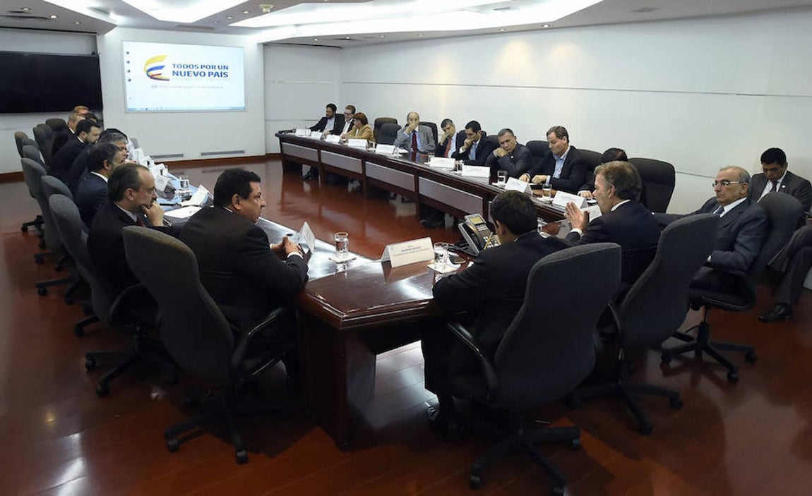 Juan Manuel Santos, Premio Nobel de la Paz 2016, en imágenes. El reto del presidente colombiano está ahora en lograr el apoyo de los demás partidos colombianos para enderezar un proceso de paz amenazado, tras el fallido plebiscito